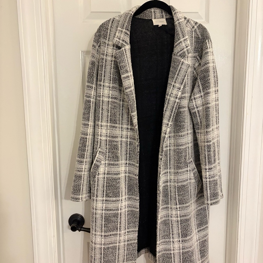 MELLODAY Black and White Plaid Long jacket. Light weight